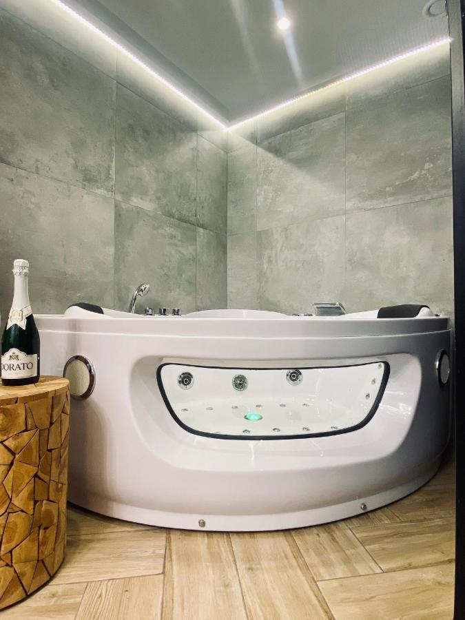 Apartment Premium Jacuzzi For Couples, Old Town 크라쿠프 외부 사진