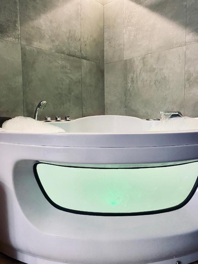 Apartment Premium Jacuzzi For Couples, Old Town 크라쿠프 외부 사진