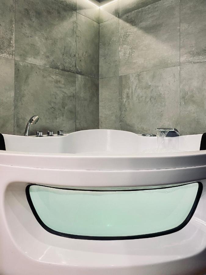 Apartment Premium Jacuzzi For Couples, Old Town 크라쿠프 외부 사진