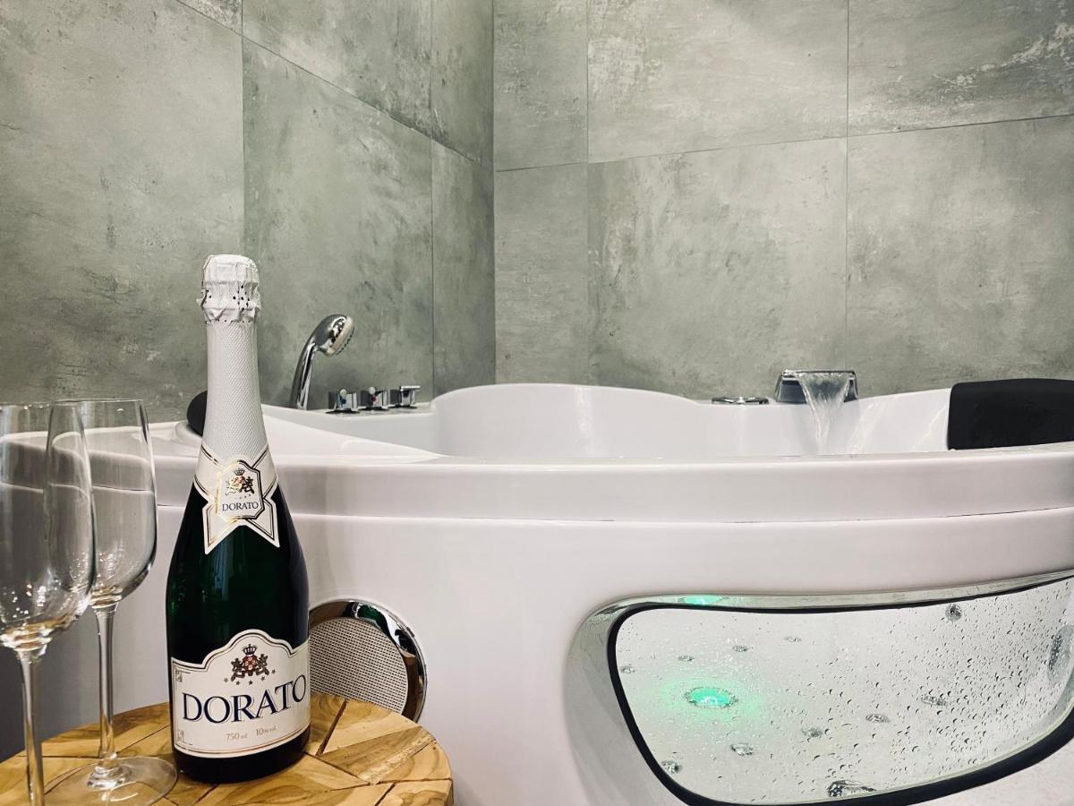 Apartment Premium Jacuzzi For Couples, Old Town 크라쿠프 외부 사진