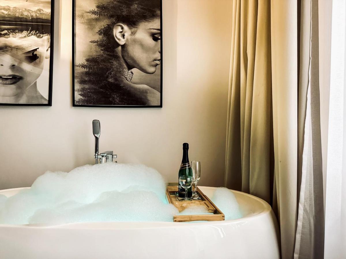 Apartment Premium Jacuzzi For Couples, Old Town 크라쿠프 외부 사진