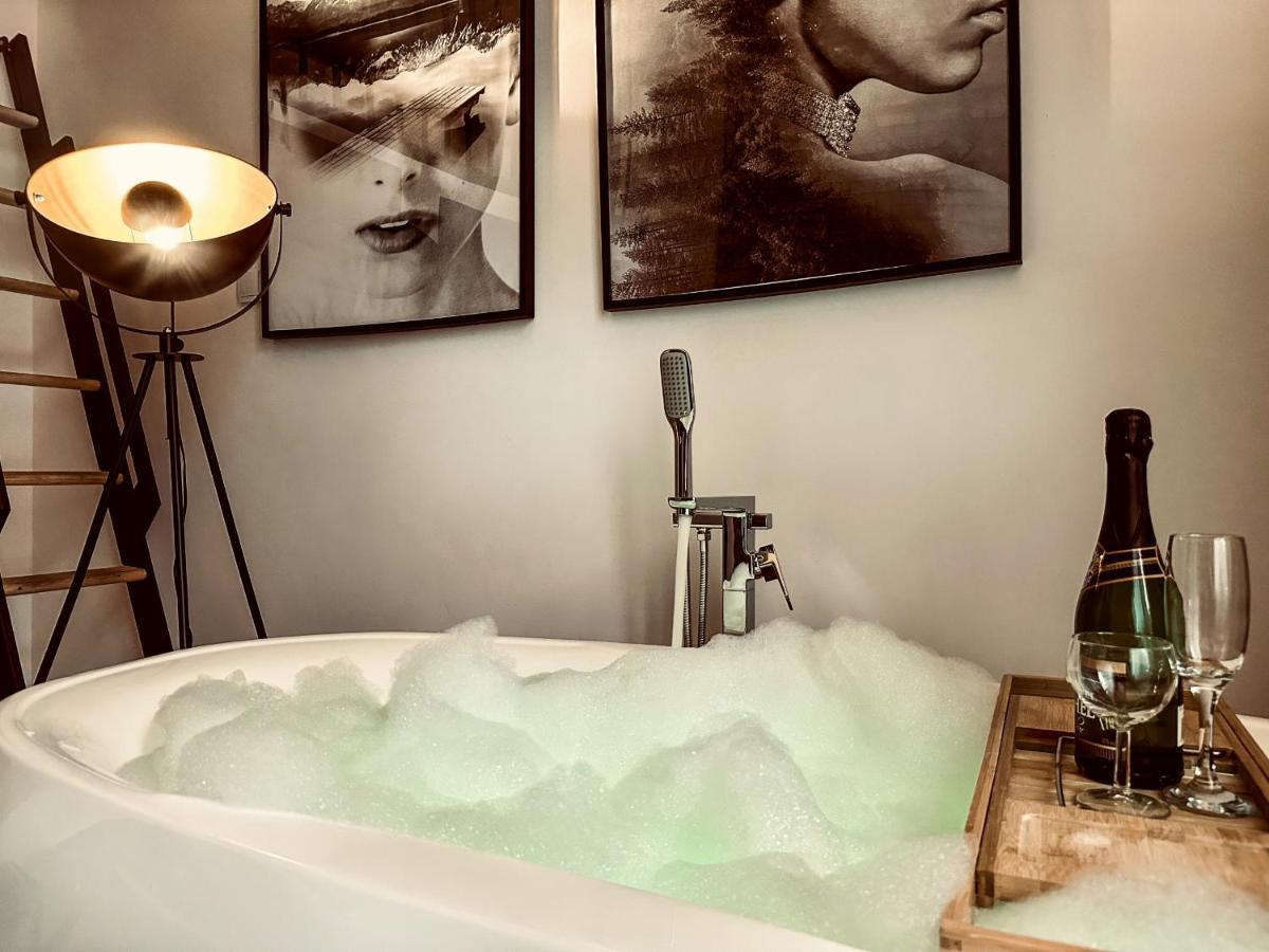 Apartment Premium Jacuzzi For Couples, Old Town 크라쿠프 외부 사진